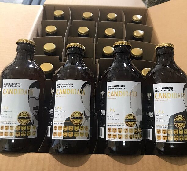  Emprendedores crean etiquetados en botellas de cerveza para informar a votantes
