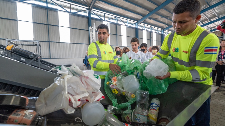 Inauguran planta a gran escala para transformación de desechos plásticos en infraestructura