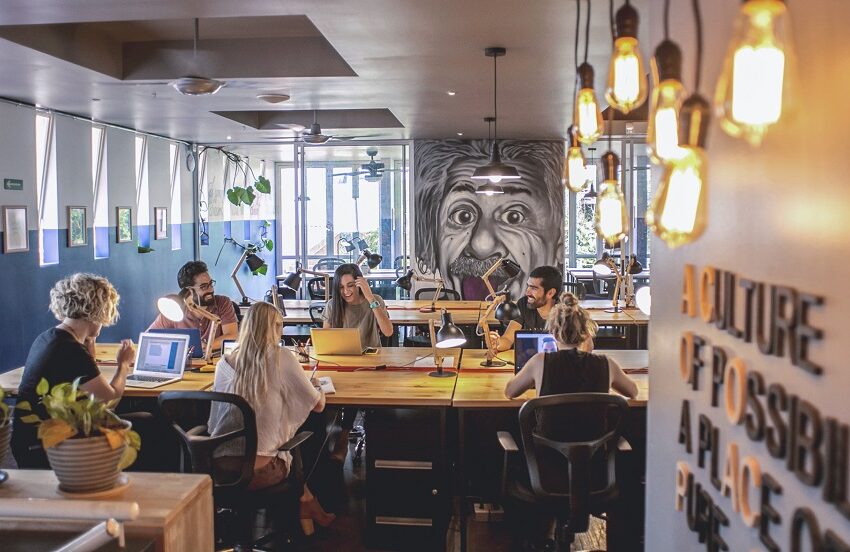  Espacios de trabajo colaborativos combaten la soledad, señala estudio