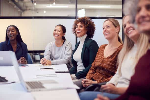 Crece participación de mujeres en empresas de servicios, afirma estudio