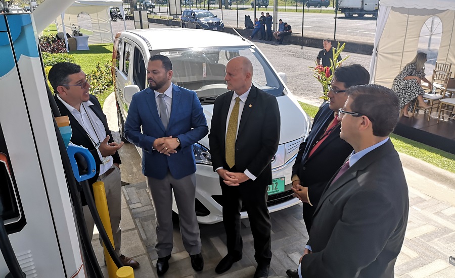 Inauguran primer centro de carga universal para vehículos eléctricos