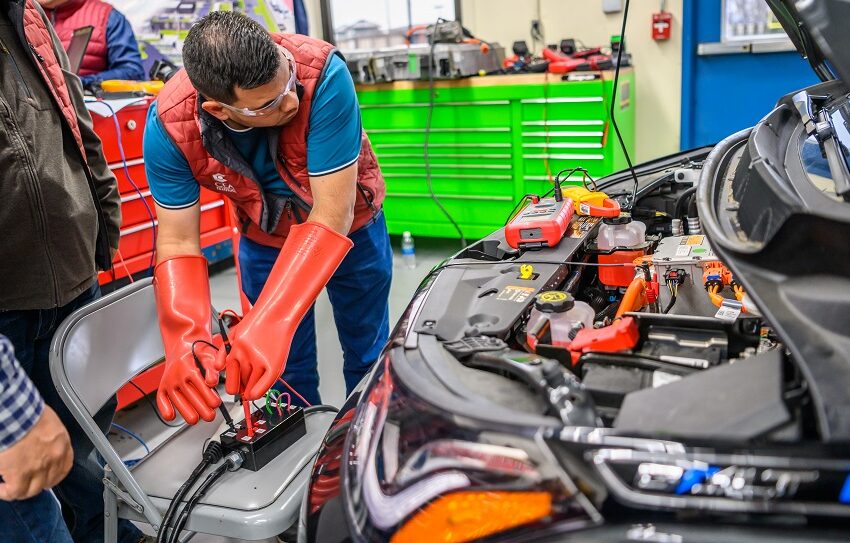  Alianzas permiten especialización de mecánicos en vehículos eléctricos