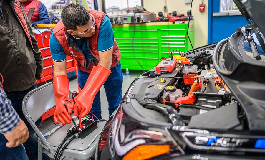 Alianzas permiten especialización de mecánicos en vehículos eléctricos