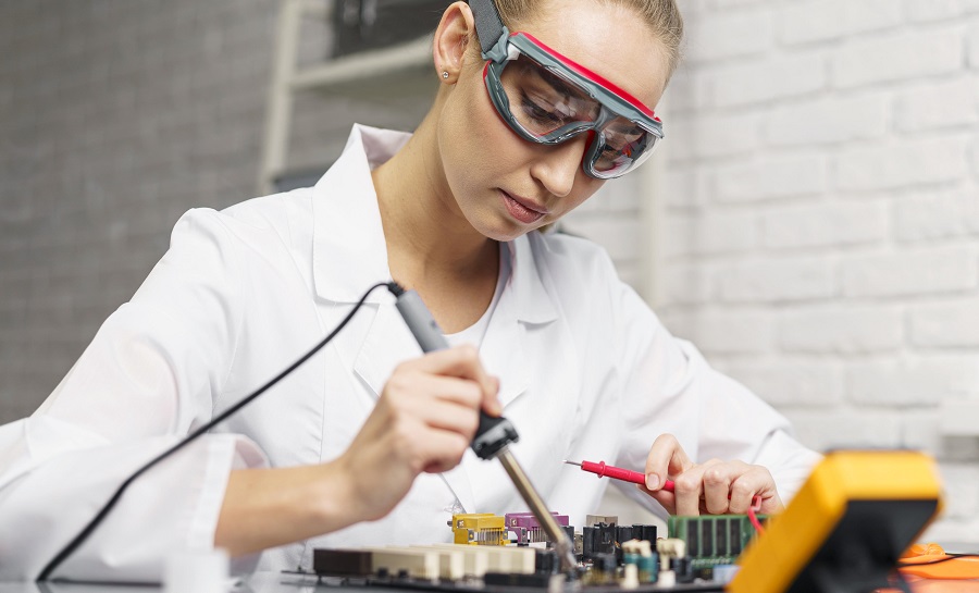Más mujeres optan por estudiar ingenierías