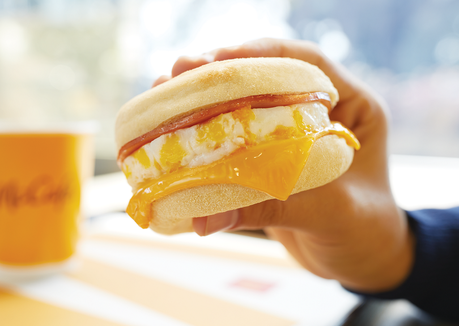 McDonald’s incorpora uso de huevos de gallina libres de jaula
