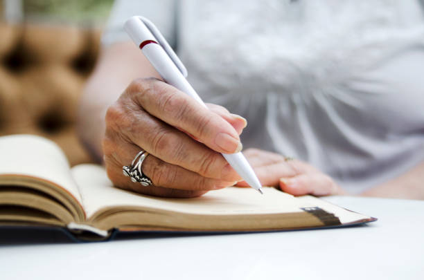 Ageco lanza concurso literario para personas adultos mayores