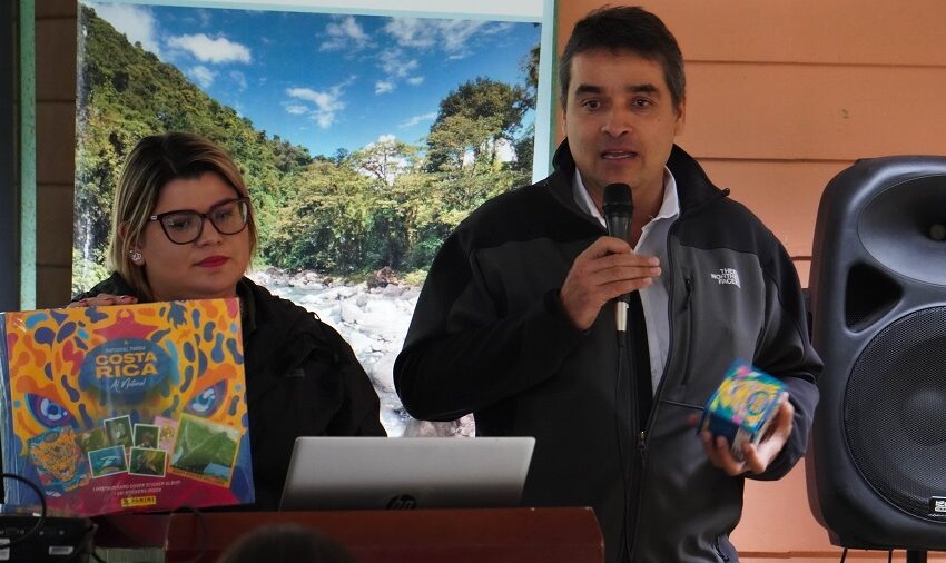  Panini donó álbum de Parques Nacionales de Costa Rica a diplomáticos extranjeros