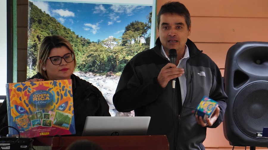 Panini donó álbum de Parques Nacionales de Costa Rica a diplomáticos extranjeros