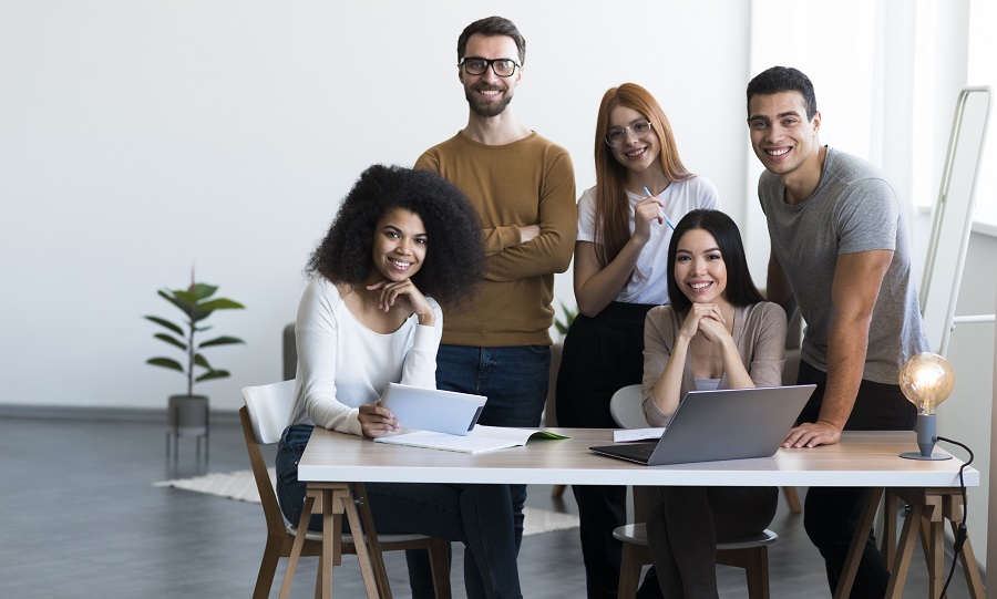 Así ganan, invierten y gastan los millennials, señala estudio