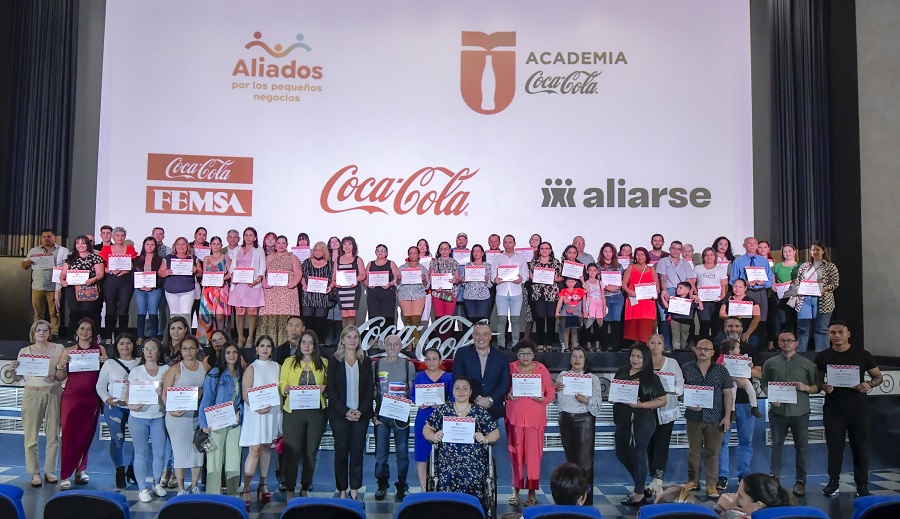 Cerca de 1.000 pequeños comerciantes adquieren nuevas habilidades gracias a iniciativa "Academia Coca-Cola"