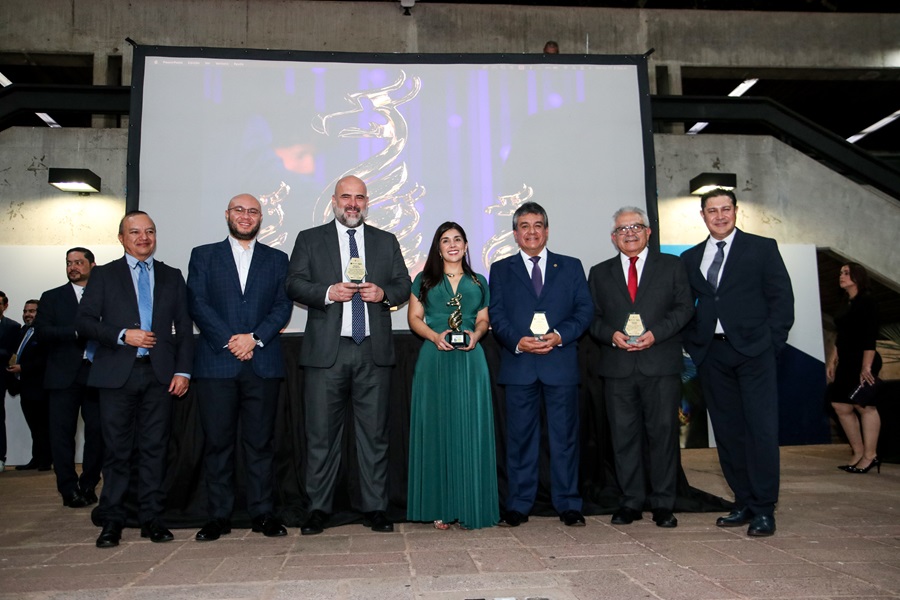 Premian a 45 líderes de la región