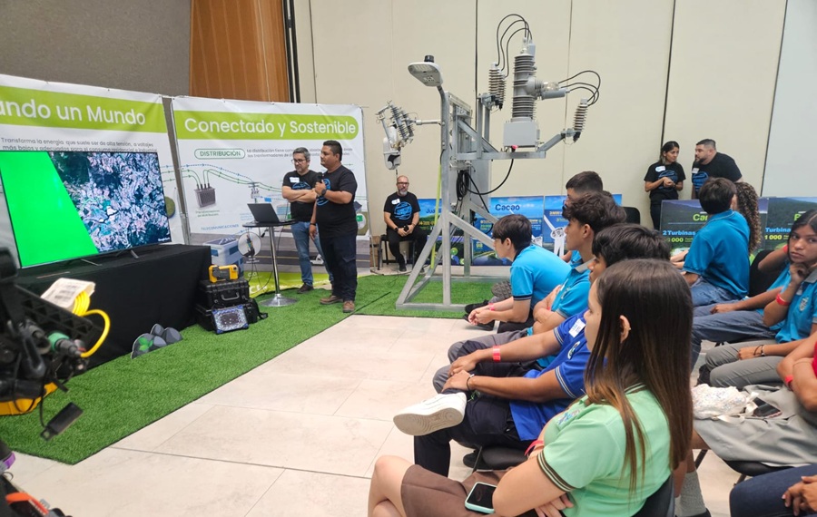 Más de 300 estudiantes de Guanacaste se capacitan en inteligencia artificial, realidad virtual, robótica y drones