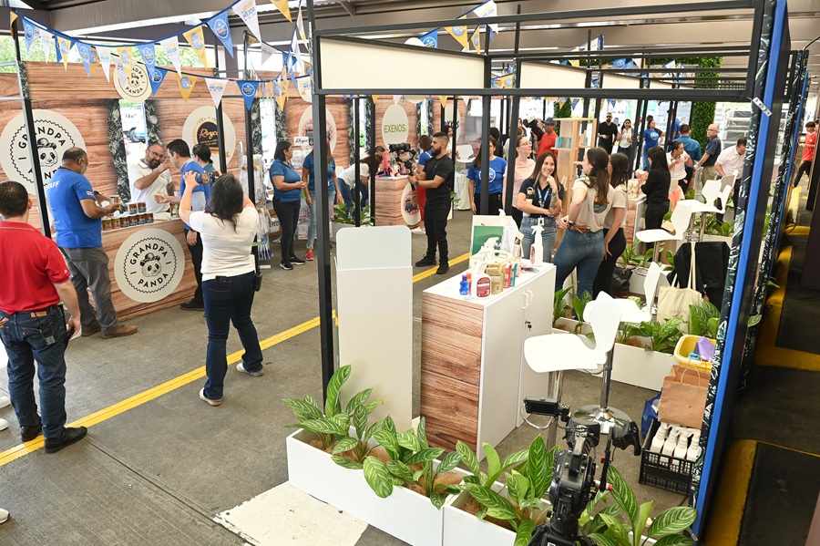 Pequeñas y medianas empresas presentan sus productos en el “Mercadito PyMEs” de Walmart