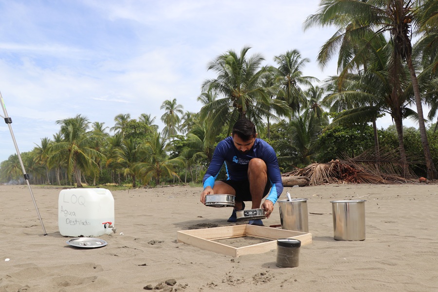 Microplásticos contaminan costas costarricenses y amenazan la salud humana, alerta estudio científico
