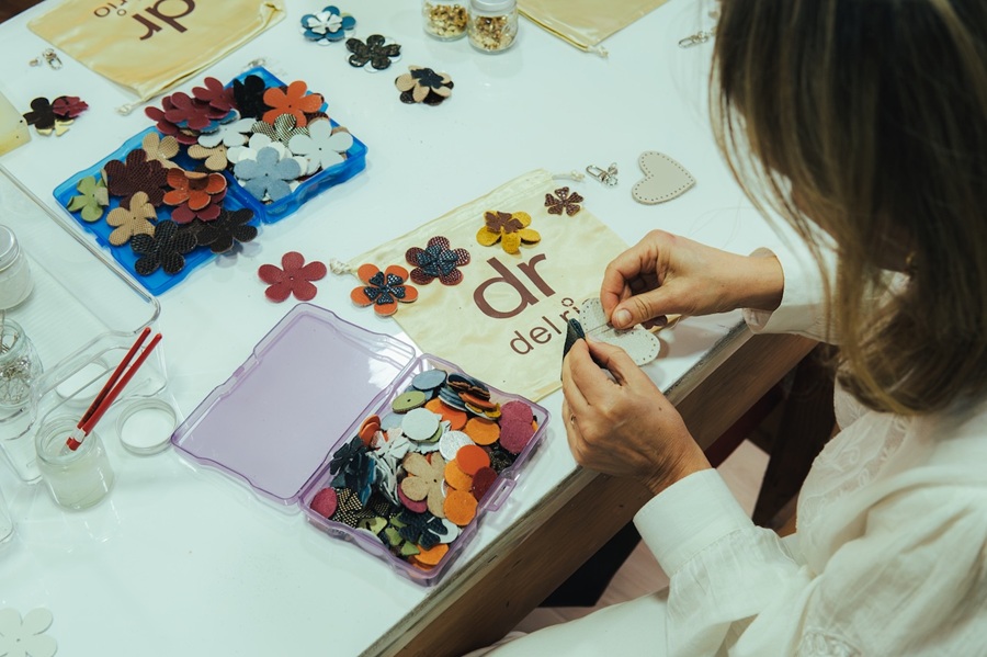 Marca costarricense Del Rio inaugura espacio para diseñar accesorios en cuero