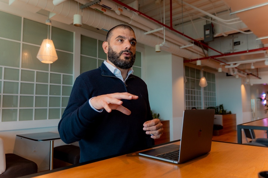 Menos trabajadores activos reducen ingresos fiscales, señala especialista