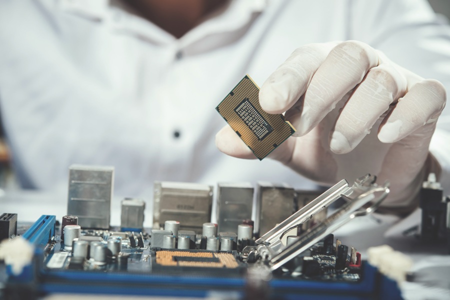 Abren becas para formar talento en la industria de semiconductores