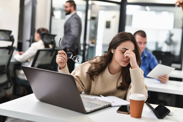 Así afectan las largas jornadas y adicción al trabajo