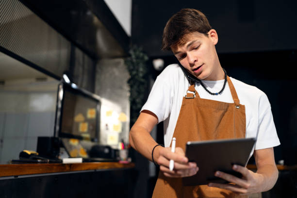 Así pueden proteger su primer salario los jóvenes